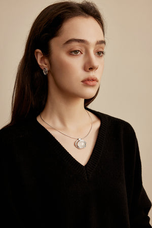 Flowing Sleeve Necklace