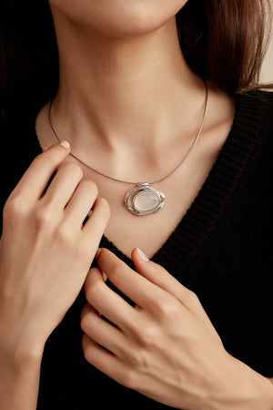 Flowing Sleeve Necklace