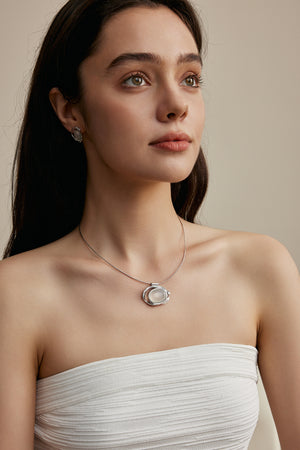 Flowing Sleeve Necklace