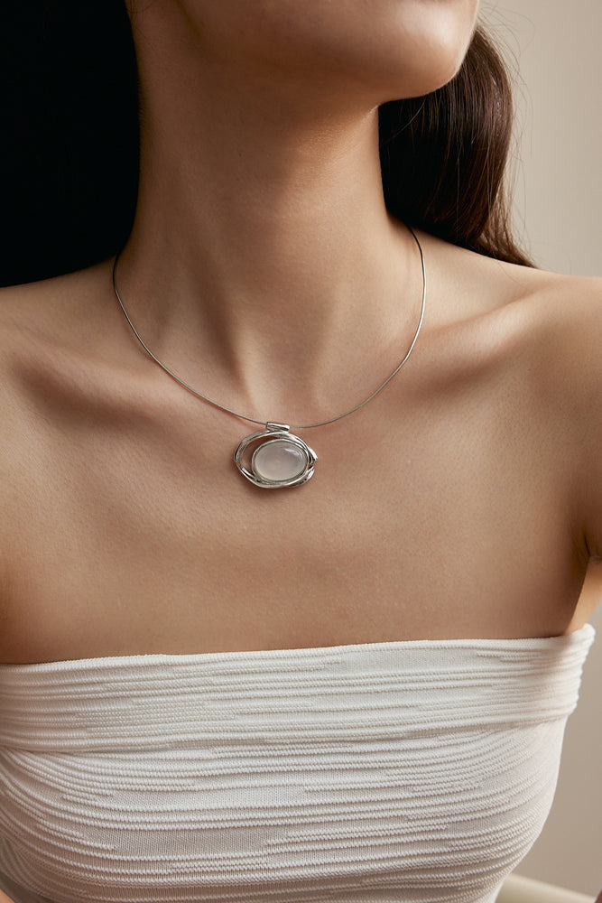 Flowing Sleeve Necklace