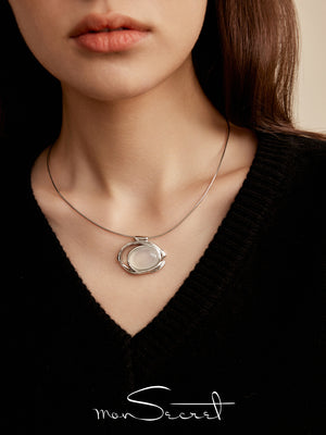 Flowing Sleeve Necklace