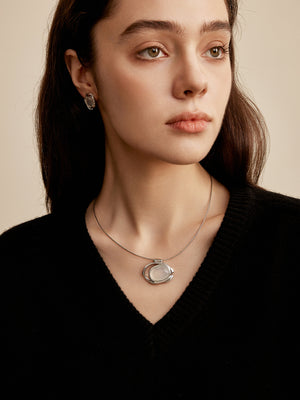 Flowing Sleeve Necklace