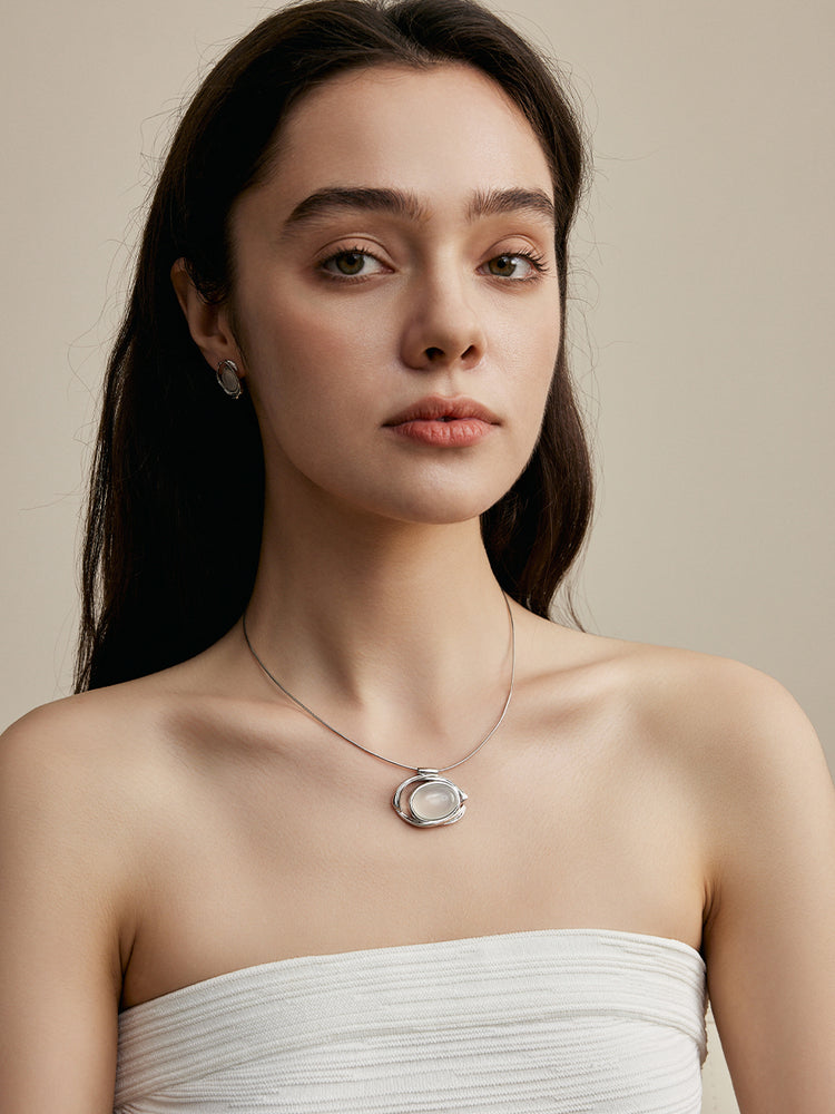 Flowing Sleeve Necklace
